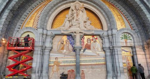 Mosaicos de Rupnik definitivamente cobertos e cismáticos de São Pio X impedidos de celebrar em Lourdes Todos os mosaicos do padre Marko Rupnik que decoram a frontaria do Santuário de Nossa Senhora do Rosário, em Lourdes, estão a sercobertos. Foto @MLJHaynes