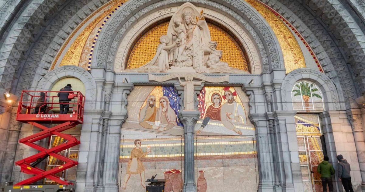 Todos os mosaicos do padre Marko Rupnik que decoram a frontaria do Santuário de Nossa Senhora do Rosário, em Lourdes, estão a sercobertos. Foto @MLJHaynes Todos os mosaicos do padre Marko Rupnik que decoram a frontaria do Santuário de Nossa Senhora do Rosário, em Lourdes, estão a sercobertos. Foto @MLJHaynes