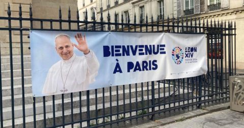 Papa vai encontrar-se com vítimas de abusos durante visita a França Uma faixa de boas vindas ao Papa em Paris. Foto Vatican Media
