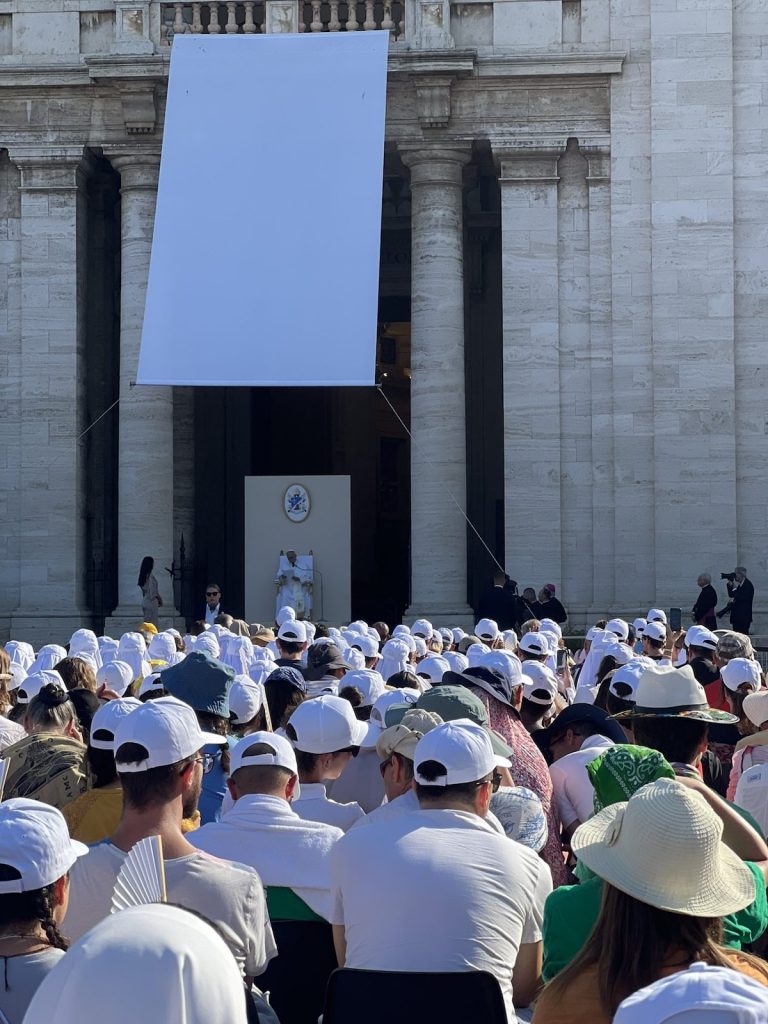 O ponto do programa talvez mais aguardado deste encontro de quatro dias foi a possibilidade de os jovens colocarem perguntas ao Papa. Foto © Vatican Media via Agência Ecclesia. Leão XIV