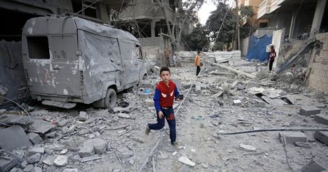 Pelo menos 300 crianças mortas em 300 dias de cessar-fogo, denuncia UNICEF © UNRWAAshraf Amra Um menino corre pelas ruas destruídas de Gaza. Foto de arquivo