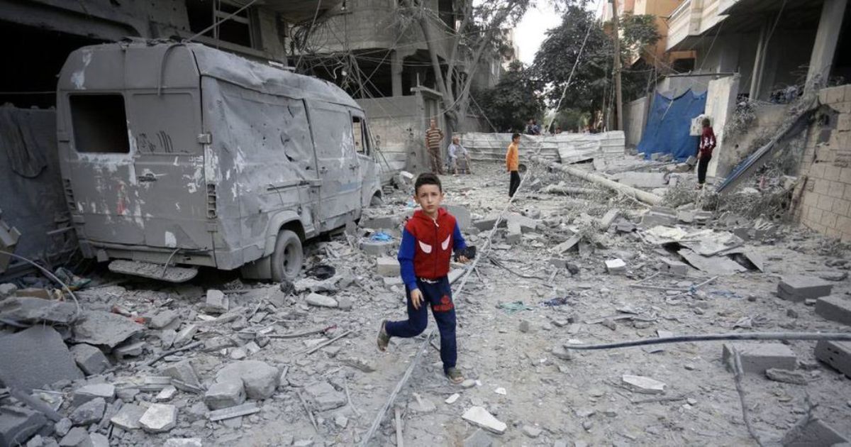 © UNRWAAshraf Amra Um menino corre pelas ruas destruídas de Gaza. Foto de arquivo © UNRWAAshraf Amra Um menino corre pelas ruas destruídas de Gaza. Foto de arquivo