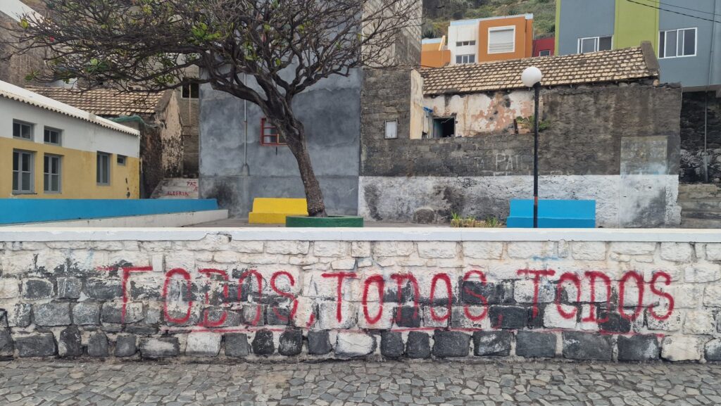 A inscrição do célebre "Todos, todos, todos" proferido pelo Papa Francisco em Lisboa, à beira de uma estrada de Santo Antão. Foto © Clara Raimundo | 7MARGENS