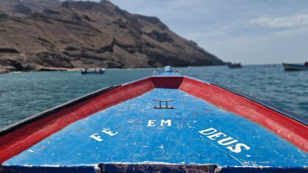 O barco que nos levou até às tartarugas, em São Vicente. Foto Clara Raimundo