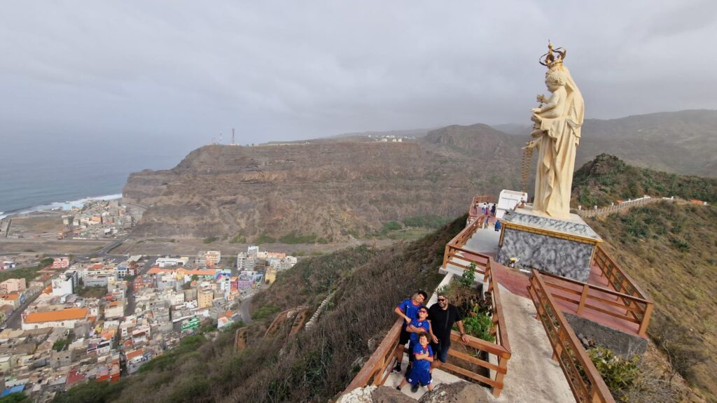 Junto à estátua de Nossa Senhora do Rosário, na Ribeira Grande (Santo Antão, Cabo Verde). Foto © Clara Raimundo