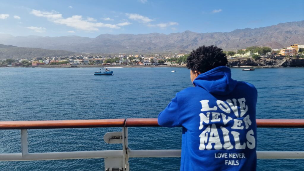 A vista a partir do barco à chegada à ilha de Santo Antão. Foto Clara Raimundo