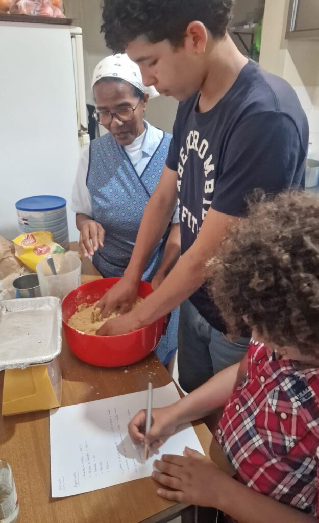 A aprender a cozinhar cuscus cabp-verdiano. Foto Clara Raimundo