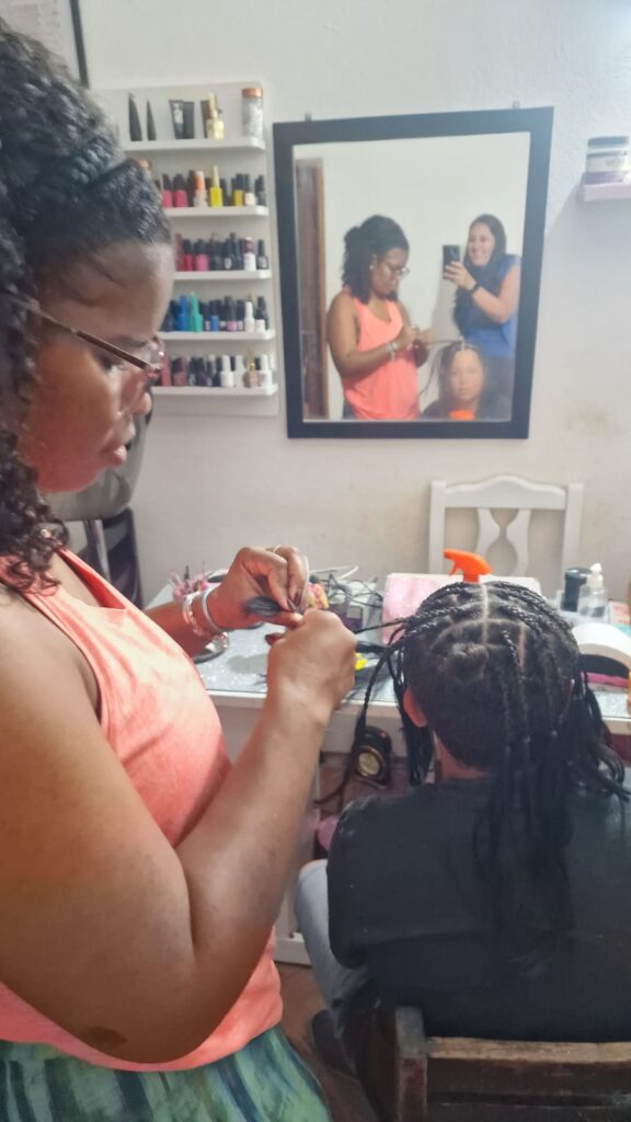 Um cabeleireiro improvisado nos arredores do Mindelo, Cabo Verde. Foto Clara Raimundo