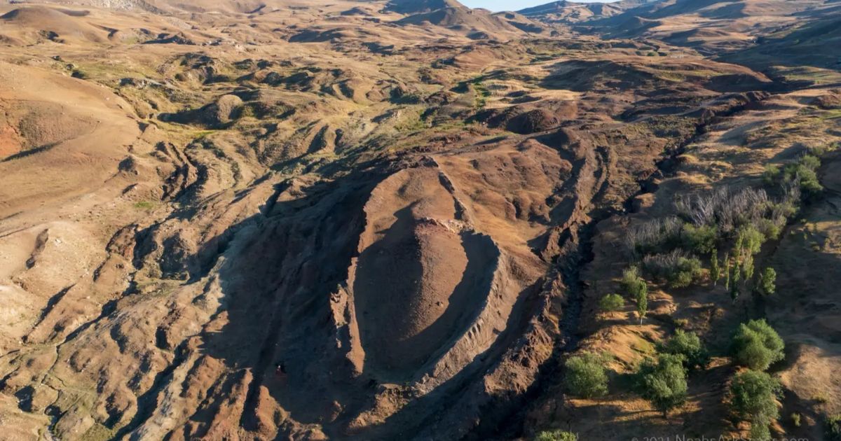 A formação de Durupınar poderá ter alguma relação com a Arca de Noé descrita na Bíblia. Foto Noah’s Arks Scans A formação de Durupınar poderá ter alguma relação com a Arca de Noé descrita na Bíblia. Foto Noah's Arks Scans