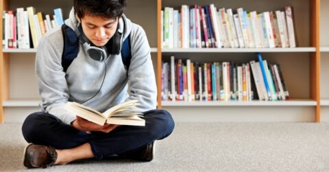 Ler devagar num mundo acelerado Adolescente a ler na biblioteca. Foto DMP
