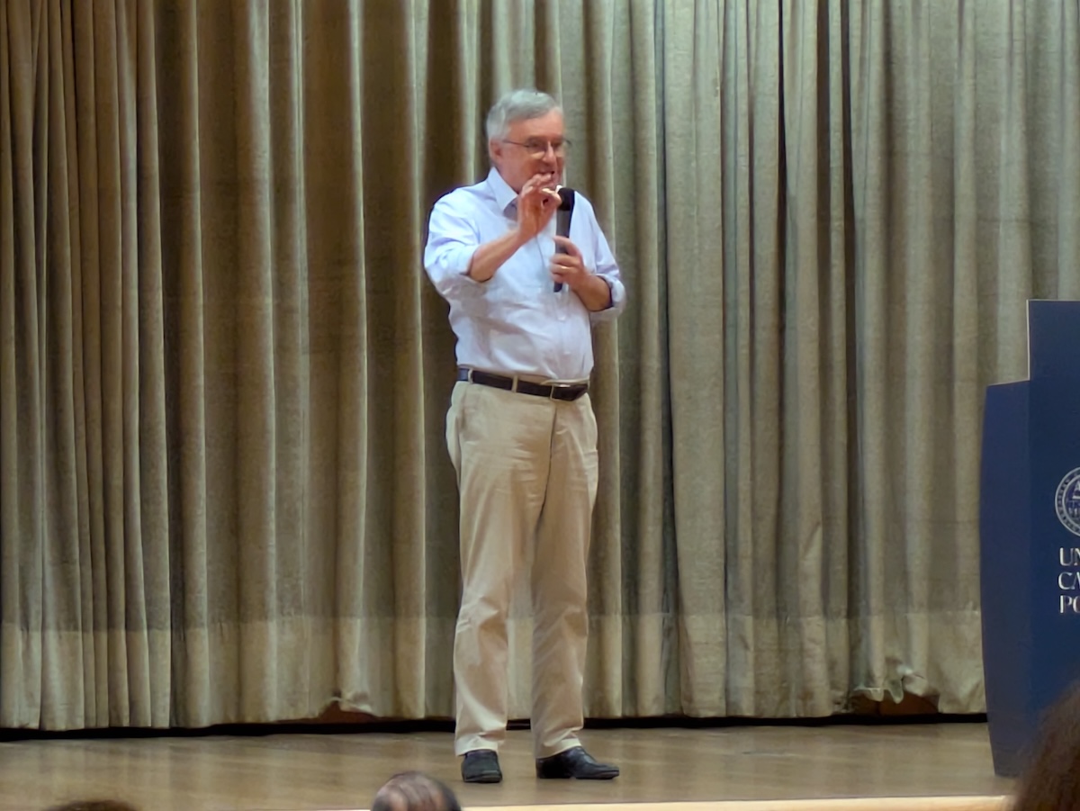 Alessandro Barbero durante a conferência na Universidade Católica: “Quanto à pobreza, Francisco é um homem do seu tempo”. Foto © António Marujo/7MARGENS.