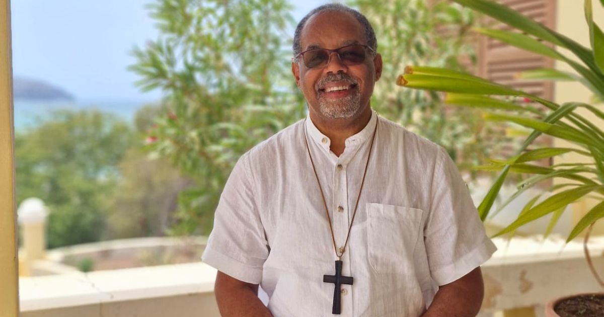 Bispo Ildo Fortes no alpendre da sua casa, no Mindelo (São Vicente, Cabo Verde). Foto Clara Raimundo Bispo Ildo Fortes no alpendre da sua casa, no Mindelo (São Vicente, Cabo Verde). Foto Clara Raimundo