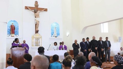 "Profunda consternação": acidente de autocarro faz 25 mortos em Cabo Verde Participação do Presidente da República, José Maria Neves, e membros do Governo nos funerais de 18 vítimas do acidente na ilha do Fogo, Cabo Verde. Foto do Facebook de José Maria Neves.