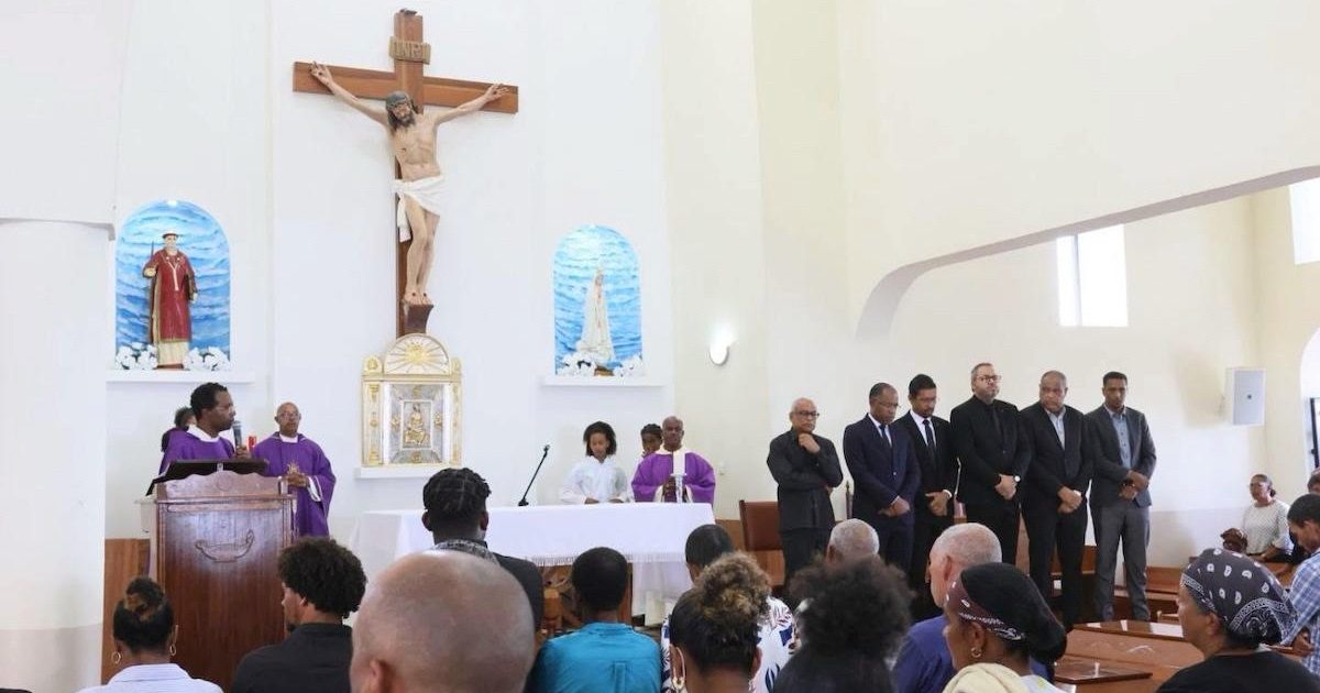 Cabo Verde (2) Participação do Presidente da República, José Maria Neves, e membros do Governo nos funerais de 18 vítimas do acidente na ilha do Fogo, Cabo Verde. Foto do Facebook de José Maria Neves.