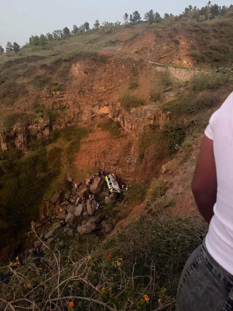 Acidente de autocarro na ilha do Fogo, Cabo Verde. Foto do Facebook de José Maria Pereira Neves.