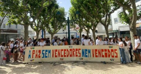 De Braga a Tavira, portugueses vão sair à rua para caminhar pela paz Caminhada pela paz organizada pelo agrupamento de escolas da Ericeira em maio de 2026. Foto AEE