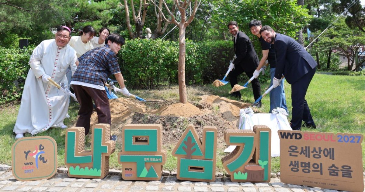 Campanha plantacao arvores JMJ Seul. Foto WYD Seoul 2027 A Jornada Mundial da Juventude (JMJ) Seul 2027 e o Movimento Laudato Si’ lançaram uma campanha mundial de plantação de árvores que pretende dar continuidade ao compromisso ambiental assumido na JMJ Lisboa 2023. A iniciativa decorre até à próxima jornada internacional e já contabiliza mais de 12 400 árvores plantadas.