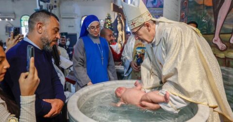 Cardeal Pizaballa celebra um batismo na Paróquia de gaza. Foto Patriarcado Latino Jerusalém