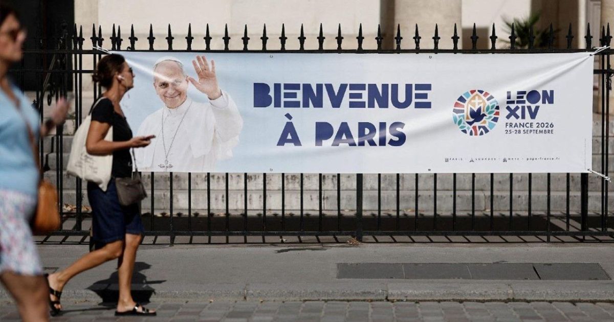 Cartaz dá as boas-vindas ao Papa em Paris. Foto Vatican Media Cartaz dá as boas-vindas ao Papa em Paris. Foto Vatican Media