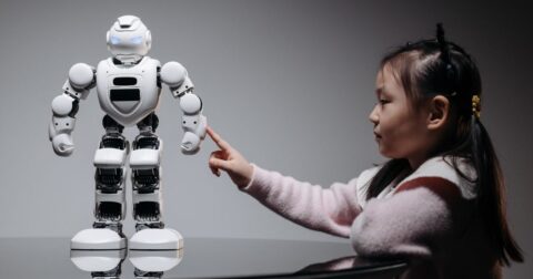 Bispos dos EUA criam grupo para proteger dignidade humana face à IA Criança brinca com robô. Inteligência Artificial. Foto Pavel Danilyuk de Pexels
