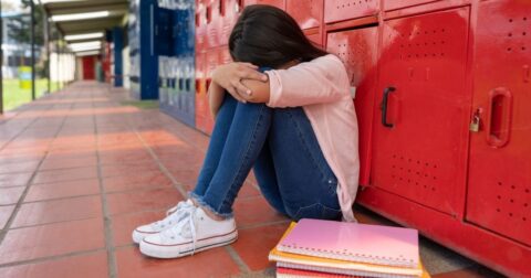 Uma escola silenciosa não é necessariamente uma escola pacífica Criança sozinha na escola. Foto Andres R