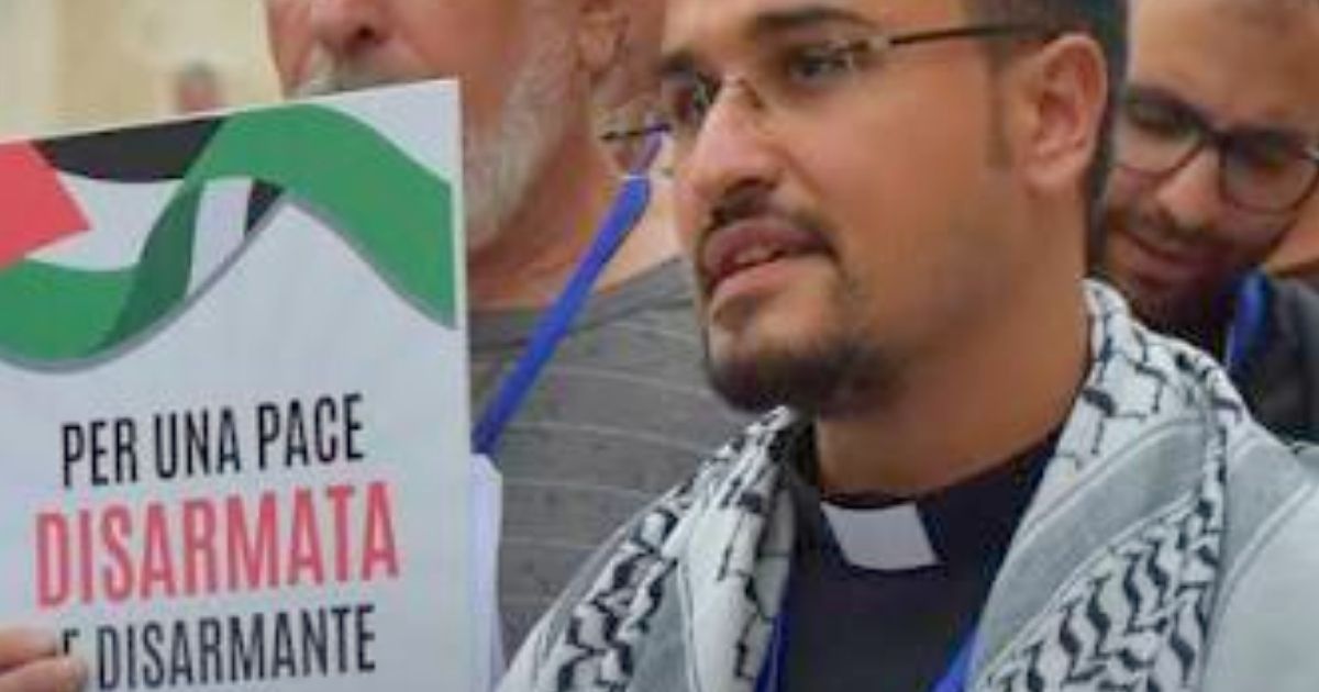 Dezenas de padres da rede Padres Contra o Genocídio marcharam em Roma em setembro de 2025. Imagem reproduzida a partir de vídeo nas redes sociais
