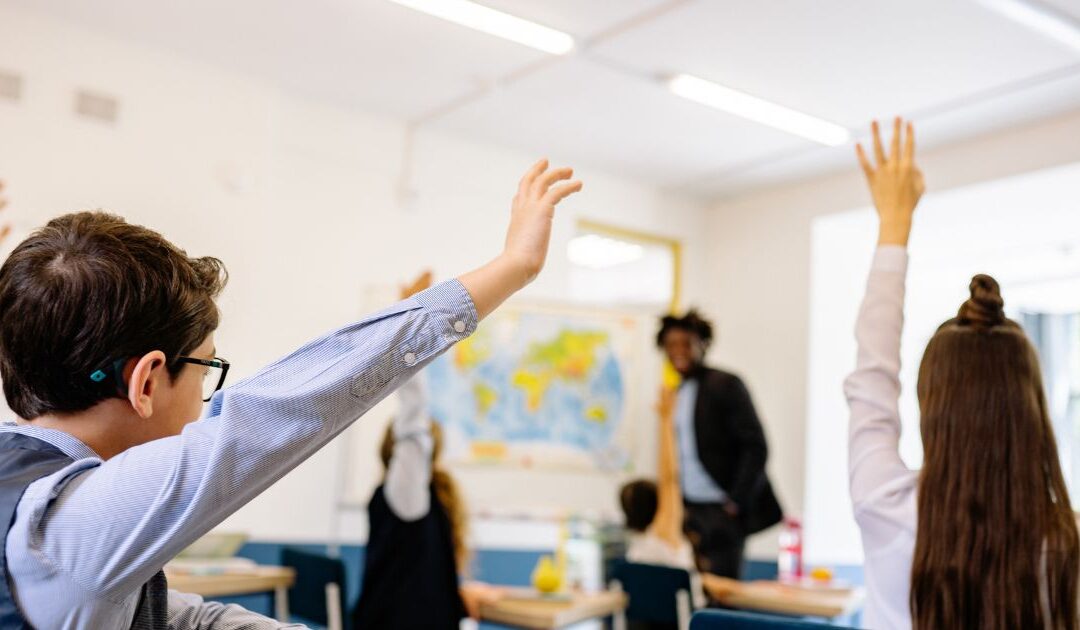 A democracia também se aprende na escola, mas estará a ser ensinada?
