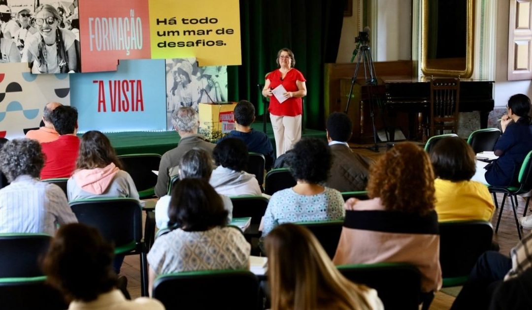 Escutar os jovens para “encontrar novas formas de caminhar com eles”