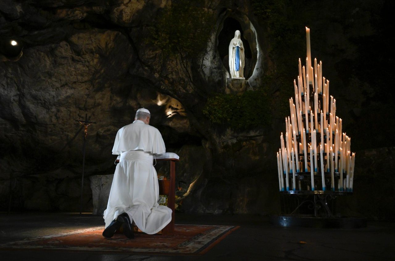 Na noite de sábado, dia 26, o Papa Leão esteve em oração na Gruta das Aparições de Massabielle. Foto @ Vatican Media. Lourdes França