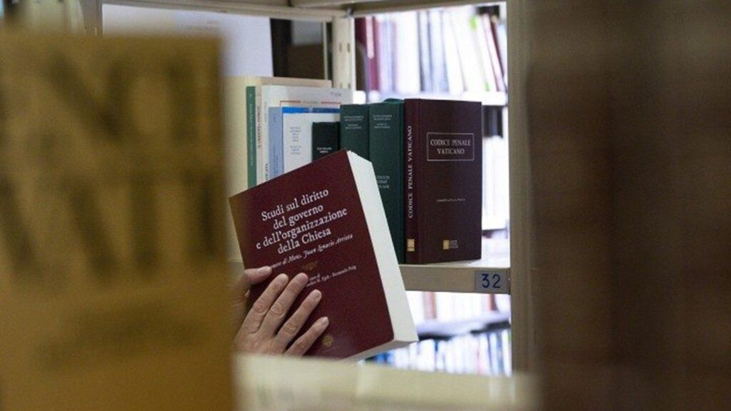 Livro direito eclesiastico. Foto Vatican Media