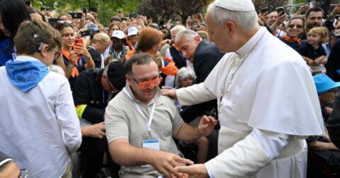 Papa com críticas à eutanásia: “Não é possível aceitar como algo normal tirar a vida” Papa Leão XIV dirigiu-se aos doentes neste domingo, 27 de setembro, durante a visita ao Accueil Notre-Dame, no Santuário de Nossa Senhora de Lourdes. Foto © Vatican Media. França