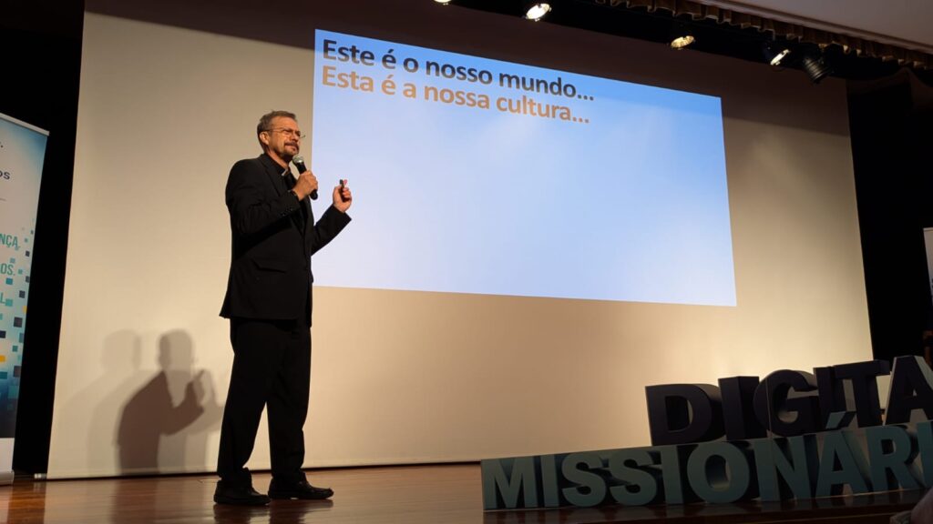 “É preciso ir a todos os confins — não só geográficos, como também os lugares das perguntas, das necessidades das pessoas, da cultura, os lugares existenciais e antropológicos”, defende Lucio Ruiz, secretário do Dicastério para o Serviço da Caridade, na Santa Sé. Foto © António Marujo/7Margens. Alfândega da Fé