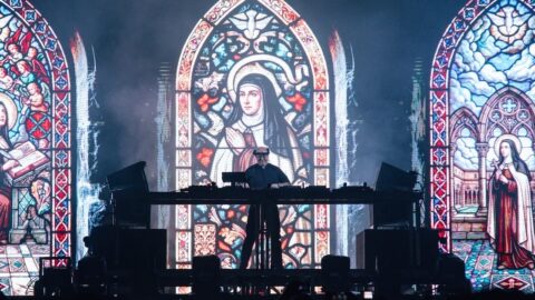 Missionários digitais: a Igreja Católica não está nas redes para parecer moderna, mas para se fazer próxima À noite, a estrela foi o padre Guilherme Peixoto – tinha sido ele a propôr inicialmente ao colega Manuel Ribeiro a realização do encontro dos missionários digitais. Com a música e a sua arte de DJ, Guilherme pôs cerca de quatro mil pessoas a dançar – e, por vezes, também a cantar. Foto © Encontro Missionários Digitais.