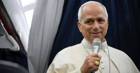 Leão XIV: “Os pontos de vista da extrema-direita não são uma expressão autêntica do cristianismo” O Papa Leão XIV responde às perguntas dos jornalistas, no voo de regresso de França. Foto Vatican Media