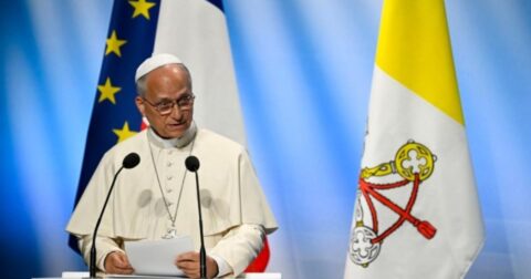 "Estamos apenas a tentar conter a hemorragia da guerra?" Papa desafia Europa a reconstruir a paz O Papa no encontro no no Centro de Congressos Robert Schuman, em Metz. Foto Vatican Media