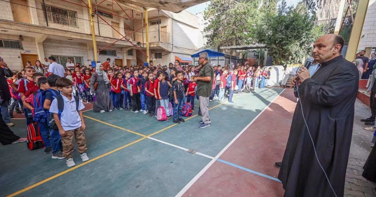 O Pe. Romanelli na cerimónia de abertura do ano escolar. Foto © Patriarcado Latino de Jerusalém