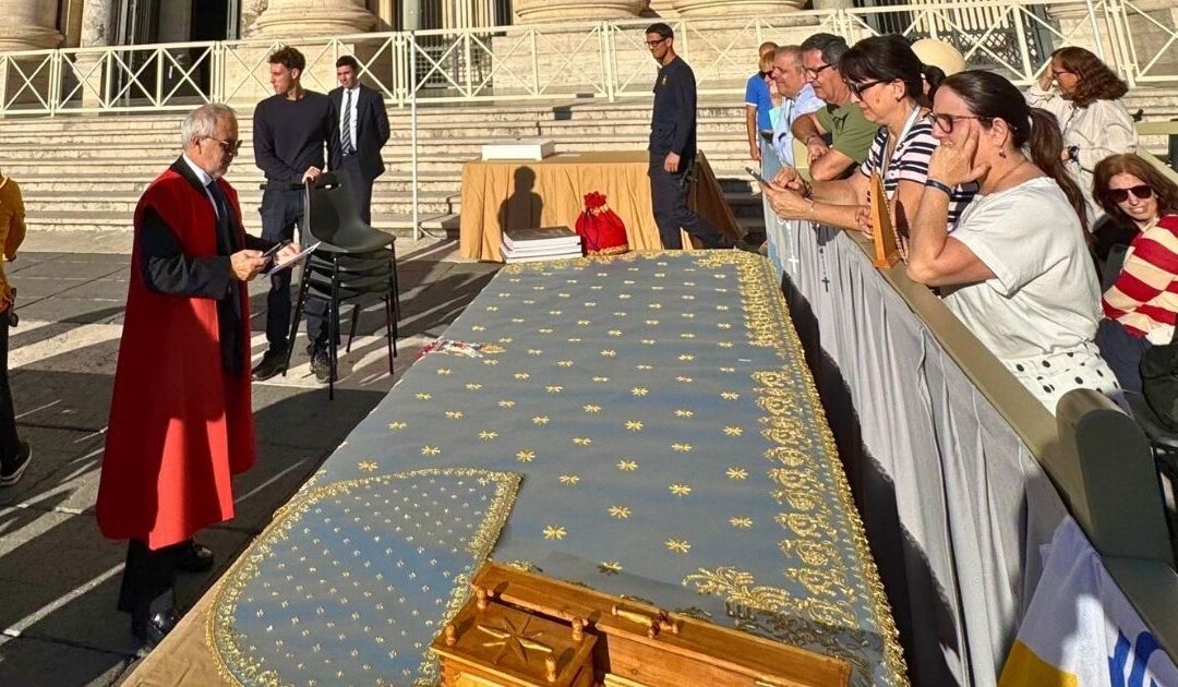 De Mafra a Roma, o novo manto de Nossa Senhora da Soledade recebe a bênção de Leão XIV