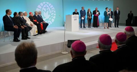 Com Leão XIV, líderes das grandes religiões assumem compromisso de união pela paz e dignidade humana O texto do Apelo de Metz é lido pelos diferentes líderes religiosos. Foto Vatican Media