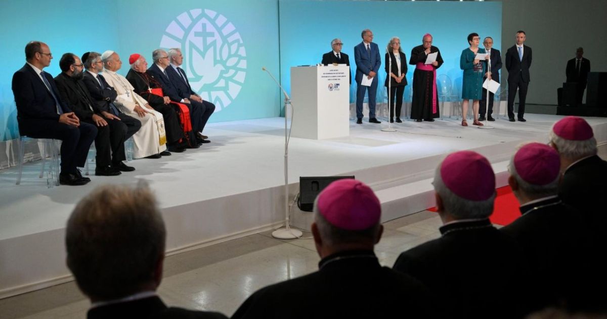 O texto do Apelo de Metz é lido pelos diferentes líderes religiosos. Foto Vatican Media O texto do Apelo de Metz é lido pelos diferentes líderes religiosos. Foto Vatican Media