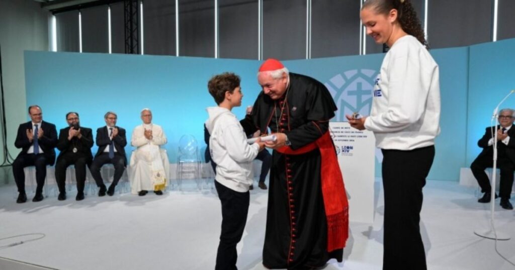 O texto do Apelo de Metz foi entregue a duas crianças pelo cardeal Aveline. Foto Vatican Media