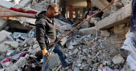 A piedade sepultada em Gaza ONU News Sufyan Al-Majdalawi inspeciona os escombros de sua casa em Jabalia, no norte de Gaza