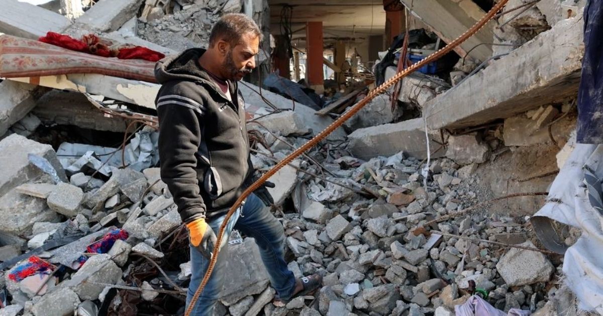 ONU News Sufyan Al-Majdalawi inspeciona os escombros de sua casa em Jabalia, no norte de Gaza ONU News Sufyan Al-Majdalawi inspeciona os escombros de sua casa em Jabalia, no norte de Gaza