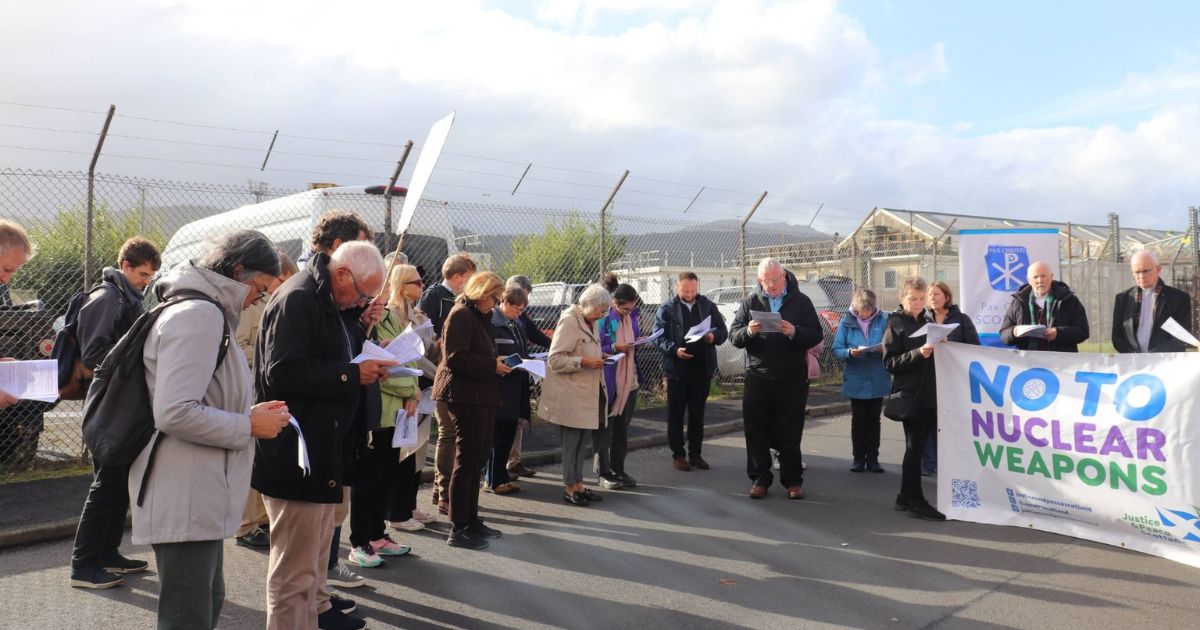 Os representantes das comissões Justiça e Paz visitaram Faslane, onde participaram numa vigília cristã pelo desarmamento e pela paz Os representantes das comissões Justiça e Paz visitaram Faslane, onde participaram numa vigília cristã pelo desarmamento e pela paz