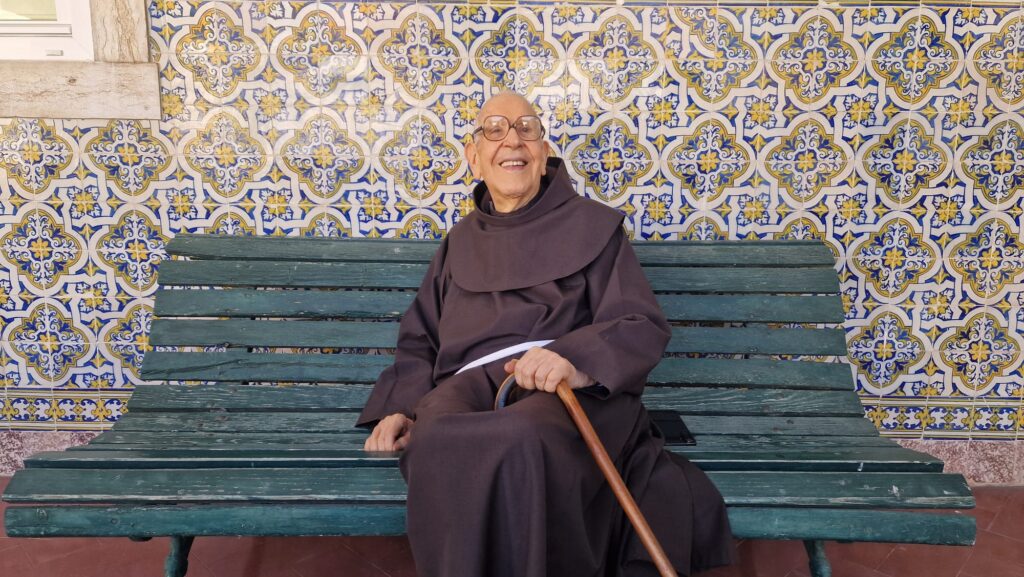 O padre Rema no claustro do Convento da Luz, onde decorreu a conversa. Foto O padre Rema assina o livro de memórias que os irmãos Franciscanos editaram pelo seu aniversário. Foto © Clara Raimundo/7MARGENS