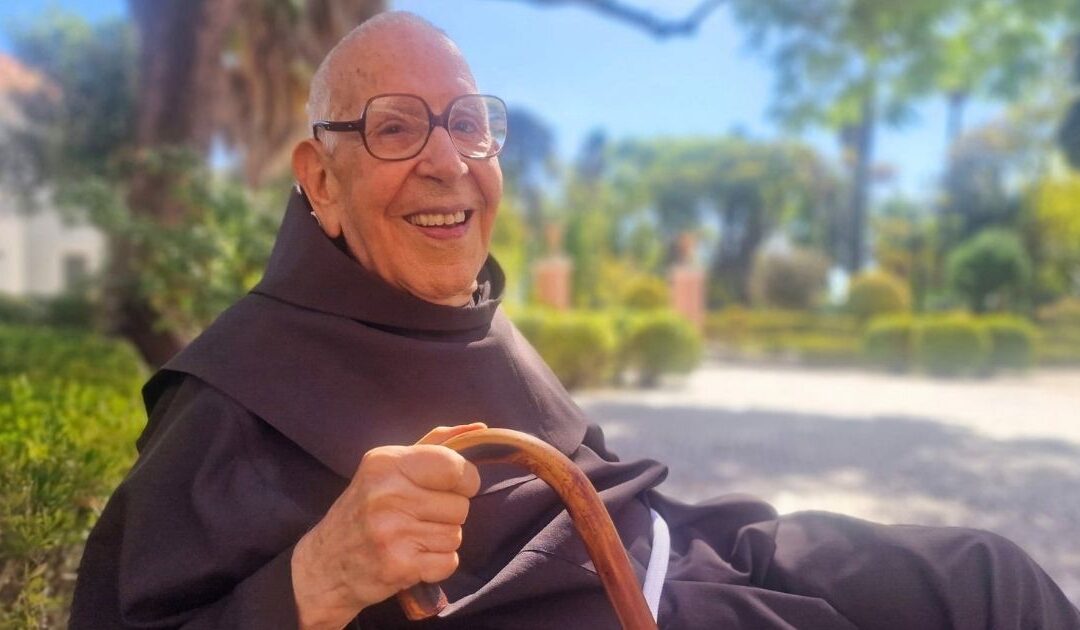 Caminhar, rezar, comer pouco e ser otimista: os segredos de um franciscano para chegar aos 100 anos