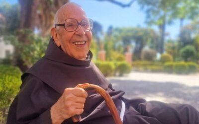 Caminhar, rezar, comer pouco e ser otimista: os segredos de um franciscano para chegar aos 100 anos