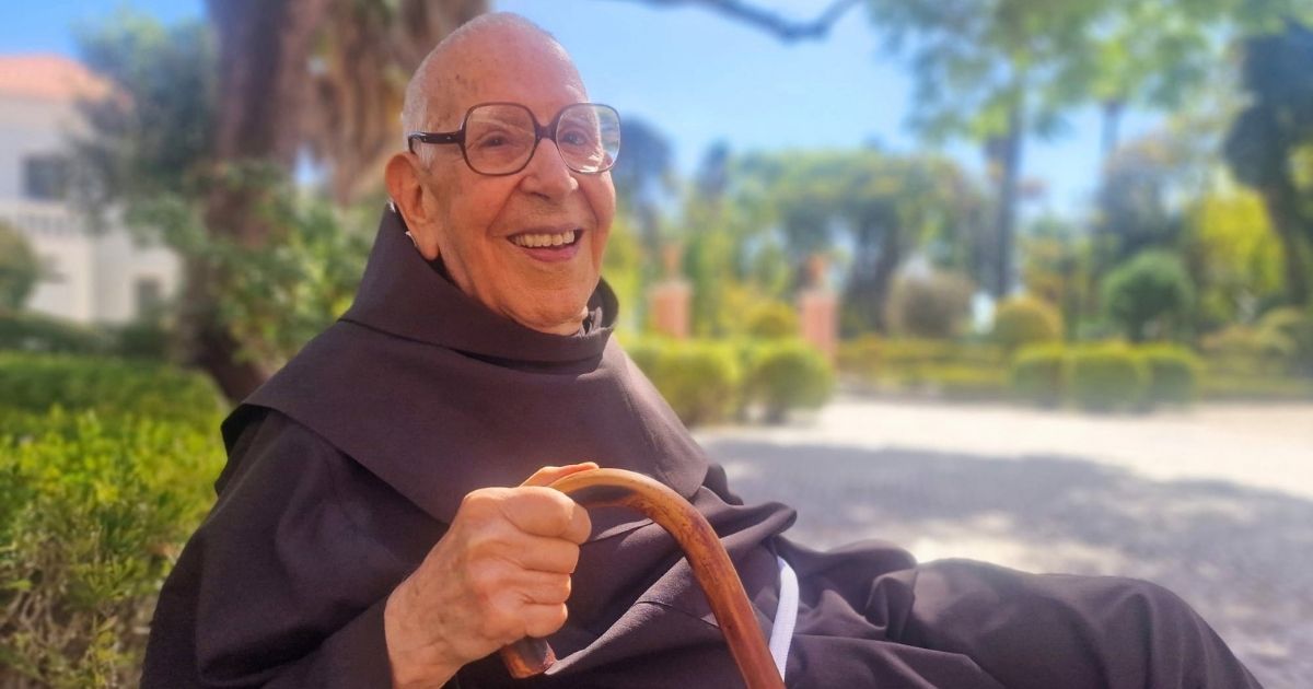 Padre Rema fotografado no jardim do Seminário da Luz. Foto Clara Raimundo