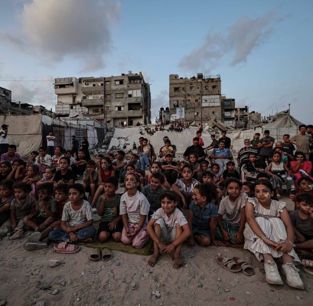 Projeção do filme O Rei Leão no bairro de Sheikh Radwan, em Gaza. Foto © Omar N Ashtawy
