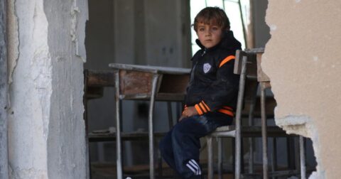 UNICEF Criança em escola de Idlib, na Síria, vítima de ataques