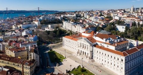 Parlamento e Câmara de Lisboa aprovam votos de pesar por Eugénio Fonseca Vista aérea do Palácio de São Bento, sede da Assembleia da República. Foto Assembleia da República